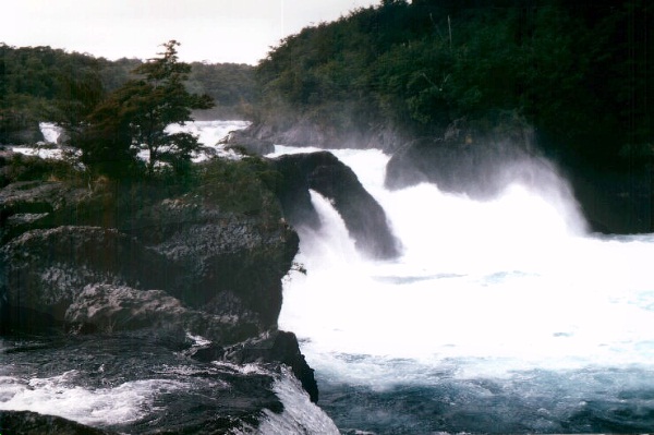 Saltos (water falls) de Petrohu�. Photo: L. Bobke